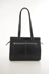 Cartera de cuero marrón de tamaño medio con diseño estructurado, que combina cuero liso y un panel frontal texturizado tipo cocodrilo con bolsillo exterior con cierre. Cuenta con doble asa de hombro y costuras visibles de contraste.