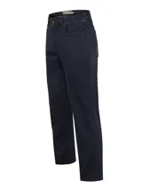 Jeans de hombre color azul marino oscuro, corte recto y tiro medio. Presenta costuras visibles en contraste y cinco bolsillos.