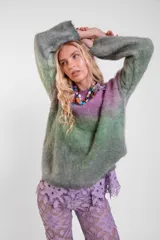 Sweater de lana con diseño degradado en tonos lila y verde, de cuello redondo, mangas largas y calce holgado.