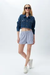 Short a rayas verticales celestes y blancas con elástico en la cintura.