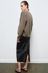 Jersey de punto liso confeccionado en mezcla de cashmere y lana, con cuello en pico y manga larga de diseño holgado.