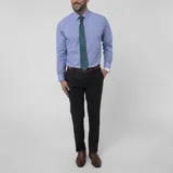 Camisa de vestir celeste con micro estampado de puntos blancos, de corte clásico, cuello italiano y mangas largas.