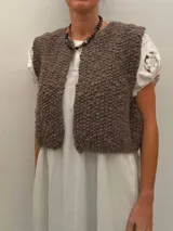 Collar de cuentas de piedras naturales en tonos tierra, con detalles de tubos dorados en los laterales.