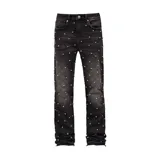Pantalón de jean negro de corte flare, con lavado acid wash y apliques de strass en toda la prenda.