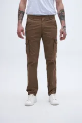 Pantalón cargo color marrón con bolsillos laterales y bolsillo cargo con solapa y botones.