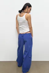 Musculosa de rib color gris claro melange, confeccionada en algodón, con escote redondo y tirantes finos.