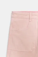 Pantalón jeans de tiro medio, corte ancho (loose), color rosa pálido. Presenta bolsillos plastrón tanto en el frente como en la espalda.