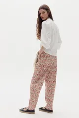 Pantalón de jean color blanco marfil, con tiro medio, corte barrel relajado y bolsillos frontales y traseros.