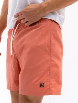 Short de baño negro de taslon de secado rápido, con moldería clásica, cintura elástica con cordón blanco para ajuste y un pequeño parche cuadrado con una letra 'F' en la parte inferior izquierda.