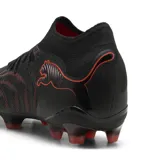 Championes de fútbol Puma Future 9 Ultimate FG, color negro con detalles en rojo/naranja, de corte alto tipo calcetín y suela con tapones para césped firme (FG).