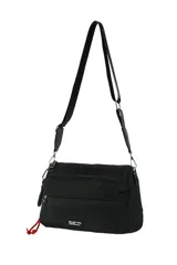 Bandolera negra con correa ajustable, cierre de cremallera en el compartimento principal y bolsillos frontales. Incluye un detalle de cordón rojo y un llavero en espiral negro.