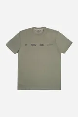 Remera de algodón con trama visible, color verde militar, de corte regular y estructura firme. Presenta estampa frontal en relieve con texto y logo de la marca Mistral.