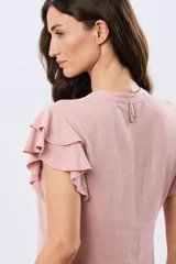 Camisa de lino y viscosa color beige, con cuello mao, escote en V y botones frontales de madera. Presenta mangas cortas con volados delicados.