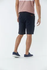 Bermuda cargo de corte recto, color gris oscuro, con bolsillos laterales tipo cargo, cierre de cremallera y botón, y pasacintos en la cintura.