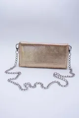 Cartera negra con textura símil cocodrilo y cadena metálica plateada.