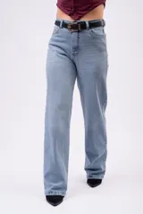 Jean wide-leg de tiro alto, color celeste clásico con lavado uniforme, silueta amplia y fluida.