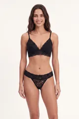 Colaless de encaje negro con diseño floral y bordes scalloped.