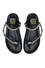 Ojotas negras con tiras finas adornadas con strass plateado y pulsera al tobillo.