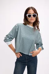 Remera de manga larga con diseño a rayas horizontales en color verde oscuro y blanco, de corte holgado y cuello redondo con puños ajustados.