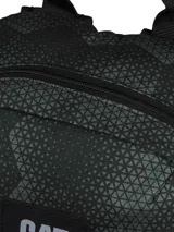 Mochila Caterpillar modelo Benson Streamline, color negro con patrón geométrico de triángulos en tono gris oscuro. Cuenta con compartimento principal acolchado para portátil, bolsillo frontal con organizador, anilla en D metálica y bolsillos laterales de malla.