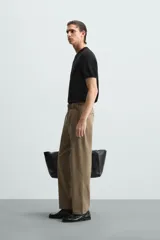 Camiseta negra de punto con cuello redondo, manga corta y corte regular. Tejido de viscosa con acabado en rib.