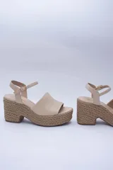 Sandalias color beige con plataforma forrada en cuerda y capellada en cuero.