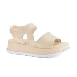 Sandalias Usaflex color beige con plataforma blanca y ajuste con velcro en el tobillo.