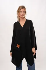 Ruana negra tejida de punto en algodón.