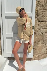 Camisa blanca de lino con bordado de pulpo azul en el pecho, de corte recto y manga larga.