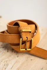 Cinto de cuero color marrón, con hebilla cuadrada dorada.