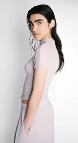 Top gris claro de lycra con cuello alto y mangas cortas.