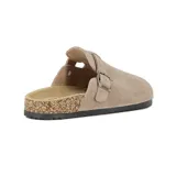 Zueco de gamuza color nude, con diseño de punta cerrada y una tira ajustable con hebilla metálica. Presenta una base de corcho y suela de goma negra.