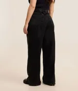 Pantalón wide leg de jean con efecto marmorizado, de tiro alto, con bolsillos laterales y cierre frontal con botón y cremallera.