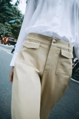 Pantalón culotte de tiro alto en color verde militar. Presenta bolsillos frontales de plastrón con solapa, cierre frontal con cremallera y botón, y diseño de pierna ancha con dobladillo marcado.