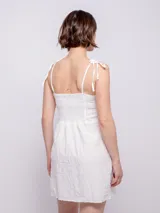 Vestido corto verde lima con textura arrugada, tirantes finos y corte recto.