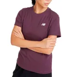 Remera de manga corta New Balance modelo Sport Essentials Jersey, color bordó, con cuello redondo y el logo de la marca bordado en el pecho en color blanco.
