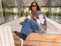 Chaleco de piel sintética en color gris, con diseño reversible. El interior presenta un forro de tela color mostaza con estampado floral bordado. Posee un corte holgado y sin mangas.