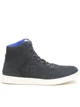 Bota de caña media Caterpillar, confeccionada en gamuza encerada color azul marino. Presenta cordones jaspeados, suela de goma blanca con textura y detalles en azul eléctrico en el interior y ojal superior.