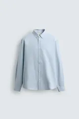 Camisa de corte relajado confeccionada en una mezcla de algodón, lyocell y seda de origen italiano. Presenta cuello abotonado, manga larga con puños abotonados y cierre frontal con botones.