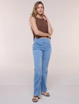 Jegging bootcut de tiro alto confeccionado en denim azul, con cintura ancha elastizada estilo pull-on, bragueta simulada, bolsillos delanteros curvos y corte semi acampanado en las piernas.