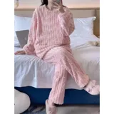 Pijama de dos piezas de tejido plush texturado con diseño de puntos en relieve, compuesto por un buzo de manga larga con cuello redondo y un pantalón largo de corte recto.