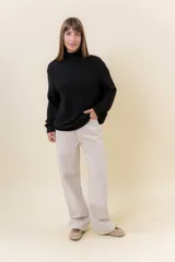 Polera de tejido de punto con textura marcada, cuello alto y diseño oversize con hombros caídos y terminaciones acanaladas.