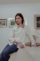 Camisa color crema de corte clásico con cuello y puños en jacquard estampado con flores.