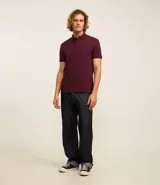 Remera polo de corte comfort, confeccionada en algodón peruano de alta calidad. Presenta cuello clásico con tapeta de botones y mangas cortas. Diseño liso y texturizado, ideal para un look casual y fresco.
