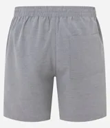 Bermuda de sarga con estampa rayada en color gris, de corte recto y largo por encima de la rodilla. Posee cintura elástica ajustable mediante cordón blanco y bolsillos laterales.