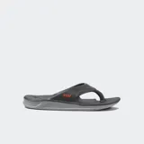 Ojotas Reef One de goma color gris con logo Reef en naranja.