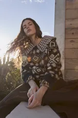 Camisa de algodón con estampado de cuadros vichy, cuello grande con volados y mangas largas con puños elásticos.