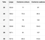 Pantalón de jean gris con tachas plateadas, corte recto y tiro alto.