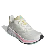 Championes de running Adidas modelo Response Super, con parte superior de malla transpirable en color blanco y detalles en tonos pastel como amarillo, rosa y turquesa. Incorporan mediasuela con tecnología Dreamstrike+ para una amortiguación ligera y suela de caucho para mayor tracción.