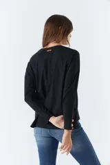 Remera negra de manga larga con estampa frontal con la frase 'Get It Done' sobre una línea horizontal roja y el logo de la marca Mistral.